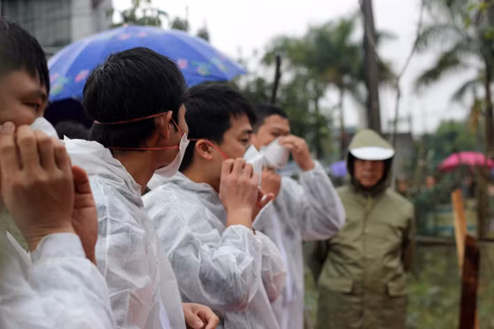 Trước khi khoanh vùng ổ dịch, các nhân viên y tế phải sử dụng trang phục và dụng cụ bảo hộ.