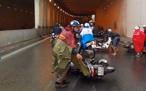 Ha Noi: Hang loat xe may truot nga o ham Kim Lien-Hinh-2