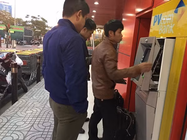 Su that cay ATM PVcomBank nha ra toan giay in chu 500 nghin-Hinh-2