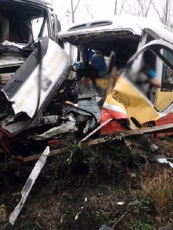 Thai Nguyen: Xe buyt va cham xe tai, 9 nguoi thuong vong-Hinh-2