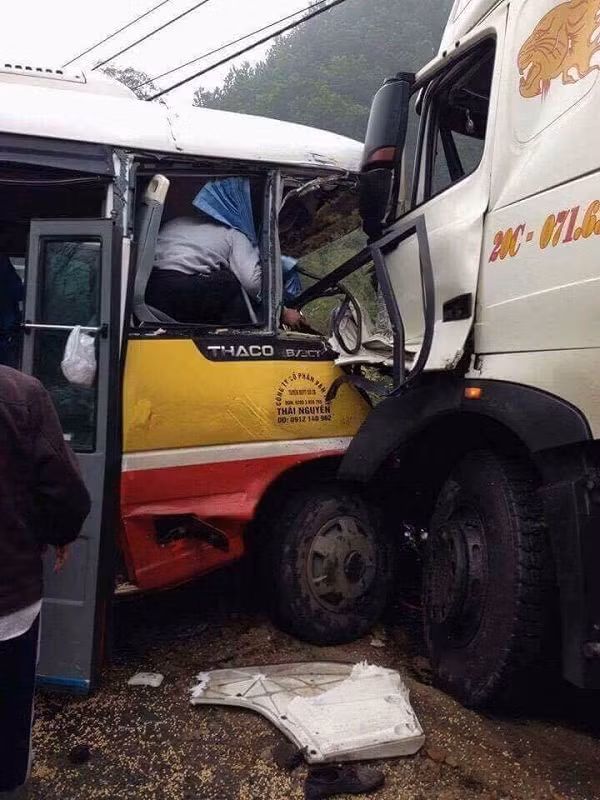Thai Nguyen: Xe buyt va cham xe tai, 9 nguoi thuong vong