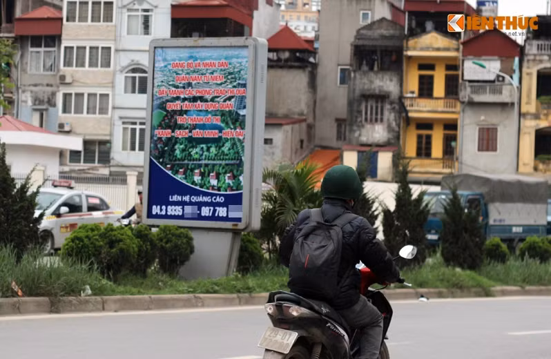 Nhiều người dân di chuyển trên đường Hàm Nghi, Nguyễn Hoàng vừa buồn cười, vừa ngỡ ngàng trước lỗi chính tả này.