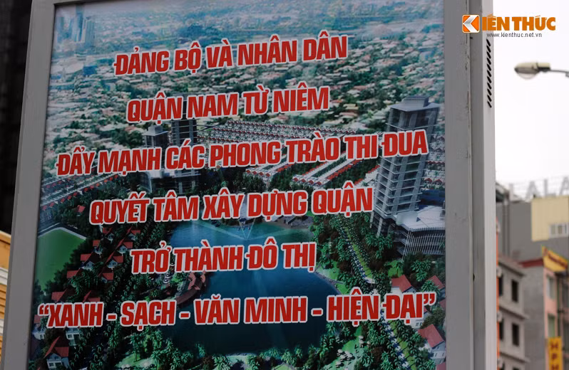 Câu khẩu hiệu viết sai chính tả giữa phố Nguyễn Hoàng, Hàm Nghi.