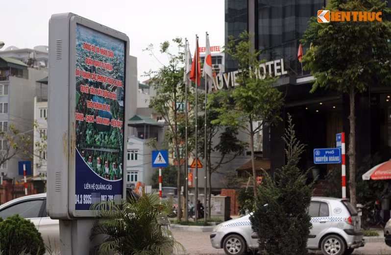 Do kích thước của các bảng rất lớn nên ai di chuyển qua cũng dễ dàng quan sát thấy.