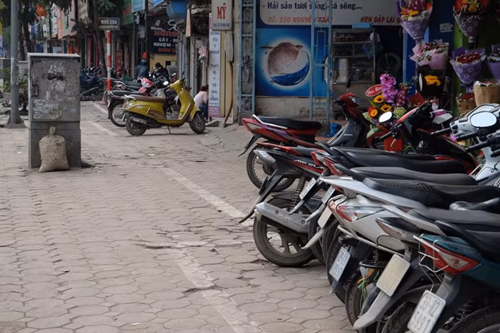 Theo người dân sống gần khu vực, trước đó, vạch kẻ bằng vôi trắng ngăn vỉa hè làm nơi để xe máy, xe đạp trên đoạn đường đang phản ánh được kẻ thẳng nhưng không hiểu sao bây giờ lại không thẳng như vậy?