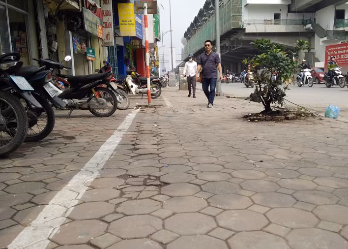 Người dân đang cảm thấy ngạc nhiên khi trông thấy vạch kẻ vỉa hè không thẳng hàng.