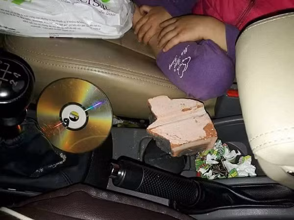 Ca gia dinh suyt chet vi o to bi nem gach tren cao toc HN-TN-Hinh-2