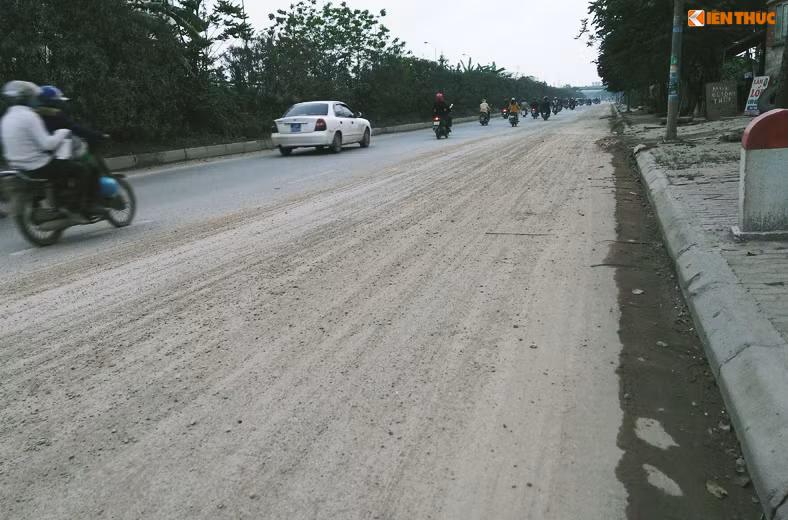 Những người thường xuyên di chuyển trên đại lộ Thăng Long (làn đường dành cho xe cơ giới) trong thời gian này sẽ dễ dàng trông thấy cảnh tượng bùn đất, đá răm rơi vương vãi (có chỗ dài hàng trăm mét). Nếu mưa xuống thì đường bẩn, trơn trượt; nắng lên thì bụi bẩn bay mù mịt. Ảnh chụp tại Km9 - Đại lộ Thăng Long, hướng từ trung tâm Hà Nội đi đến điểm đầu đường HCM.