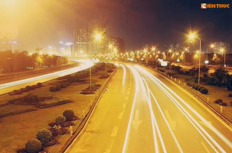 Nếu những người tham gia giao thông di chuyển vào buổi tối, đi với tốc độ cao mà thiếu quan sát sẽ rất dễ va phải những cái "bẫy" đang chờ trên đại lộ Thăng Long và xảy ra tai nạn.