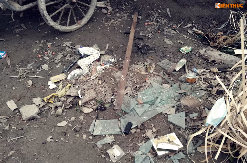 Những mảnh kính vỡ nhỏ vụn nằm rải rác ở xung quanh các xe chở rác, và cả ngoài khu vực lòng đường Đại lộ Thăng Long.