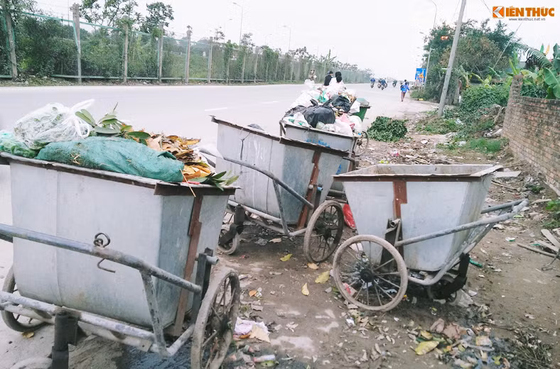 Cũng tại Km 15+059, xuất hiện nhiều xe rác để lộn xộn chiếm cả diện tích lòng đường, trong khi đó, rác thải đã được chất đầy thùng xe mà không được dọn dẹp để mùi hôi thối bốc lên khó chịu...