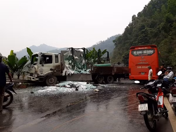Vụ tai nạn khiến cả hai chiếc xe đối đầu vào nhau bị hư hỏng nặng, nhiều miếng kính chở trên xe tải bị vỡ tan tành, vương vãi khắp ra đường. Những hành khách trên xe khách cũng bị thương và phải đưa vào bệnh viện cấp cứu.