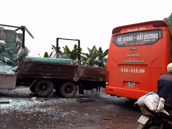 Liên quan đến vụ việc, trao đổi với PV, ông Nguyễn Công Luyện, Điều dưỡng khoa ngoại Bệnh viện Đa khoa huyện Hàm Yên (Tuyên Quang) cho biết: "Khoảng 11h sáng 25/3, Bệnh viện tiếp nhận 5 bệnh nhân vào cấp cứu, trong đó có 1 phụ nữ và 4 người đàn ông. Các bệnh nhân nhập viện trong tình trạng bị xây xước nhẹ, có hai bệnh nhân bị xước do kính phải khâu, một bệnh nhân bị khâu hai mũi ở cánh tay và một bệnh nhân bị khâu 2 mũi ở trán...".