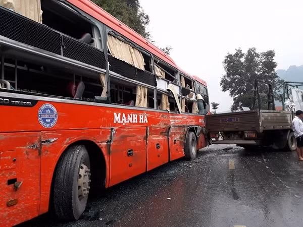 Ngay sau khi tiếp nhận thông tin, cảnh sát đã đến hiện trường vụ tai nạn để xử lý, khẩn trương điều tiết giao thông.