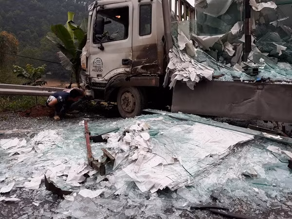 Thông tin ban đầu về vụ tai nạn giữa xe khách và xe tải xảy ra vào hơn 10h sáng 25/3, tại km 197 thuộc địa phận xã Yên Lâm, huyện Hàm Yên (Tuyên Quang). Ông Đào Việt Hà, Trạm trưởng Cảnh sát giao thông huyện Hàm Yên (Tuyên Quang) cho biết: "Thời điểm trên, chiếc xe khách 45 chỗ thuộc nhà xe Mạnh Hà BKS 34B - 015.08 đi theo hướng từ Hà Giang về Hải Dương va chạm với xe tải BKS 88C - 067.10 đi theo chiều ngược lại".