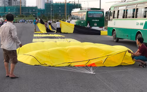 Dieu khong lo doa cuon tre em len troi o Sai Gon