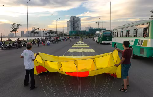 Dieu khong lo doa cuon tre em len troi o Sai Gon-Hinh-2