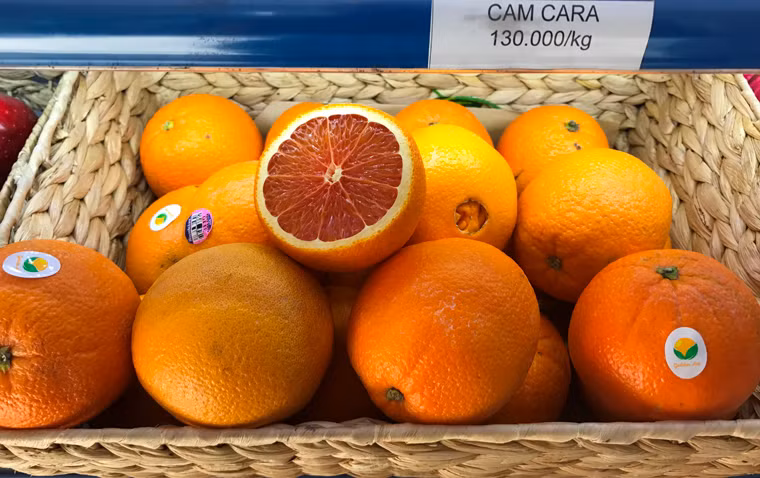 Cam Cara ruột đỏ trông vô cùng ấn tượng.