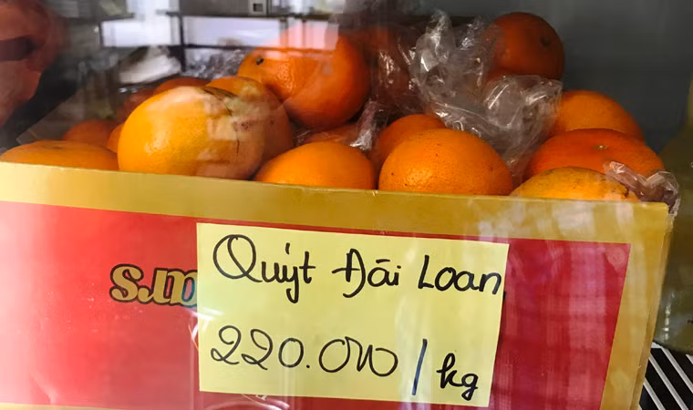 Tại các quận trung tâm TP HCM, hàng loạt cửa hàng sang trọng, trang bị máy điều hoà với không khí lạnh như ở Châu Âu, trưng bày đủ loại trái cây nhập khẩu, có xuất xứ từ nhiều nước trên thế giới. Những trái quýt đường mơn mởn, xuất xứ từ Đài Loan có giá 220.000 đồng/kg, cao gấp 5 lần quýt đường nội địa bán tại chợ đầu mối nông sản Thủ Đức.