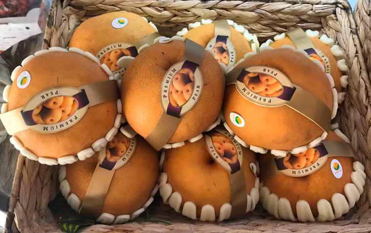 Trái lê xuất xứ từ Hàn Quốc, giá 100.000 đồng/kg.