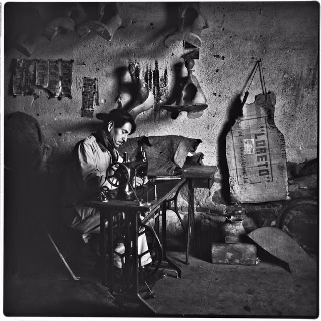 Những bức ảnh đen trắng chụp Mexico những năm 1960 ghi lại những khoảnh khắc đời thường, bình dị trong cuộc sống của người dân nơi đây. Hình ảnh người thợ miệt mài làm việc bên máy may ở Alamos năm 1962.