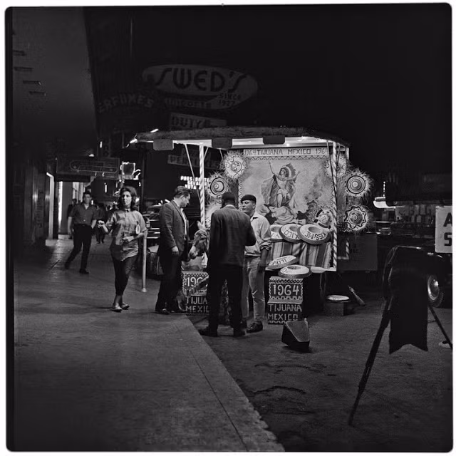 Đường phố Mexico rực rỡ ánh đèn về đêm.