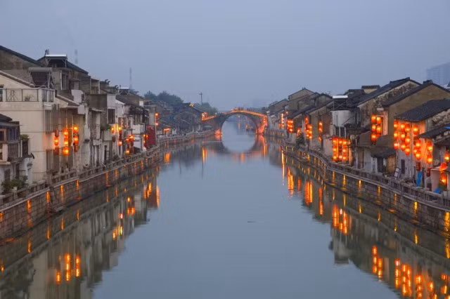 Đại Vận Hà còn được biết đến là kênh đào - sông nhân tạo dài nhất thế giới nằm ở Trung Quốc. Công trình xây dựng từ thế kỷ 5 TCN này bắt đầu từ Bắc Kinh và kết thúc ở Hàng Châu, Triết Giang. Đại Vận Hà là con kênh dài nhất thế giới với chiều dài 1.800 km.