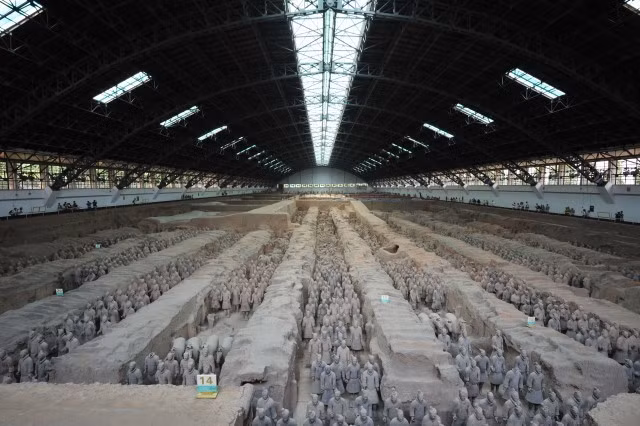 Đội quân đất nung trong lăng mộ hoàng đế Tần Thủy Hoàng là một trong những di sản nổi tiếng Trung Quốc. Các chuyên gia đã khai quật được hơn 7.000 binh sĩ, cỗ xe, ngựa... làm từ đất nung bên trong lăng mộ hoàng đế Tần Thủy Hoàng - một trong những vị vua chúa nổi tiếng nhất lịch sử Trung Quốc.