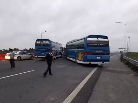 Hai chiếc xe khách chắn đường vì lái xe phản đối thu phí quá cao (ảnh otofun).