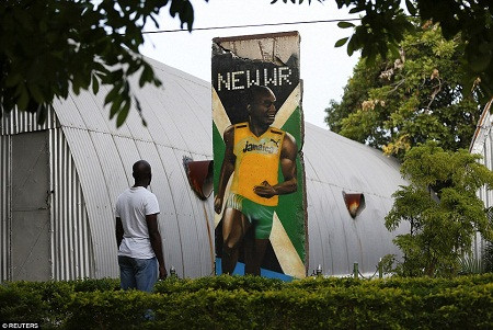 Sau khi Bức tường Berlin được phá bỏ ngày 9/11/1989, nhiều phiến tường đã được đem bán đấu giá. Trong số những phiến tường Berlin được bị dỡ bỏ, nổi tiếng nhất là phiến tường được sơn vẽ chân dung nhà vô địch điền kinh Olympic - Usain Bolt - trưng bày tại Viện bảo tàng Quân đội Jamaica ở thủ đô Kingston. Phiến tường này đã được chính quyền thành phố Berlin tặng cho vận động viên Bolt năm 2009 sau khi anh này phá vỡ kỷ lục thế giới ở nội dung chạy 100 và 200m.