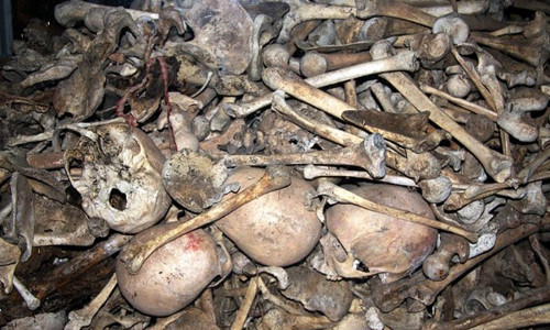 Hàng ngàn người này bị giết chết bằng những vũ khí rùng rợn kèm theo đó là những bộ hài cốt, đầu lâu, vết máu... vô cùng rùng rợn. Hiện Tuol Sleng trở thành bảo tàng trưng bày những bằng chứng về tội ác kinh hoàng của Khmer đỏ đối với người dân Campuchia.