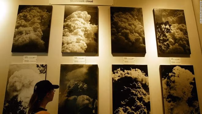 Năm 1996, UNESCO công nhận Khu tưởng niệm hòa bình ở Hiroshima là Di sản Thế giới. Khi đến đây, du khách sẽ nhìn thấy những hình ảnh ám ảnh thảm họa bom nguyên tử năm xưa cũng như lời kể và nỗi đau của các nạn nhân sống sót sau vụ Mỹ thả bom nguyên tử xuống Nhật năm 1945.