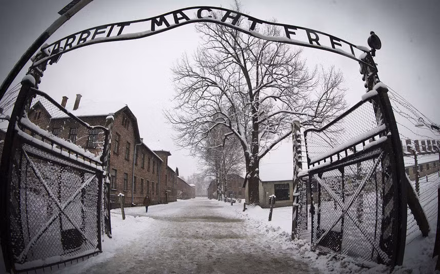 Trại tập trung người Do Thái Auschwitz-Birkenau từng là nơi giam giữ và giết hại hơn 1 triệu người Do Thái. Đức Quốc xã và Hitler đã thực hiện tội ác diệt chủng đối với người Do Thái trong Chiến tranh thế giới 2 khiến khoảng 6 triệu người thiệt mạng trong các trại tập trung.