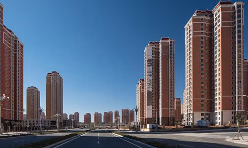 Nhiếp ảnh gia người Pháp Raphael Olivier đã chụp được nhiều bức ảnh ấn tượng cho thấy thành phố Ordos trở thành thành phố trống rỗng, chỉ có ít người sinh sống.