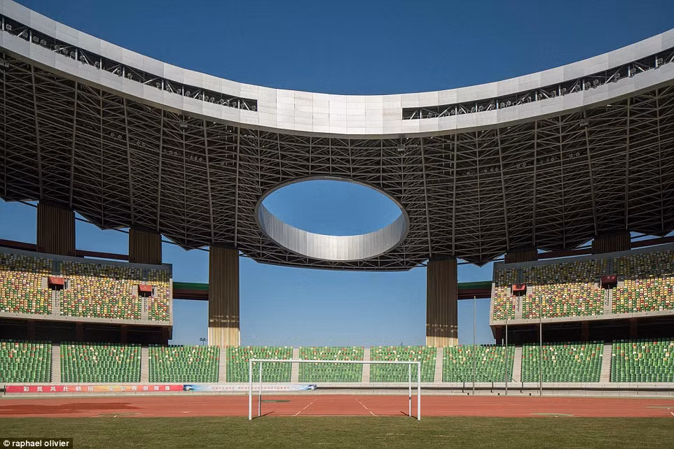 Sân vận động trống trải, đìu hiu do không được sử dụng.