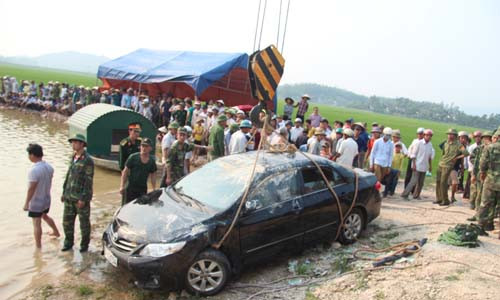 Hàng trăm người đứng xem vụ việc.