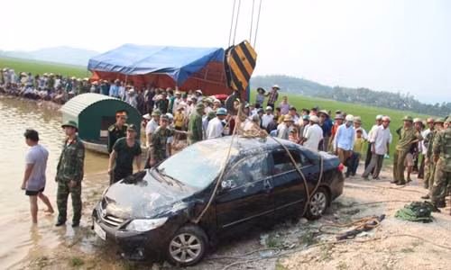 Hàng trăm người đứng xem vụ việc.