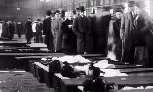 Thân nhân xếp hàng nhận diện các nạn nhân thiệt mạng trong vụ hỏa hoạn kinh hoàng đó.