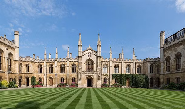 Trước năm 1832, Oxford và Cambridge là hai trường đại học duy nhất ở Anh.