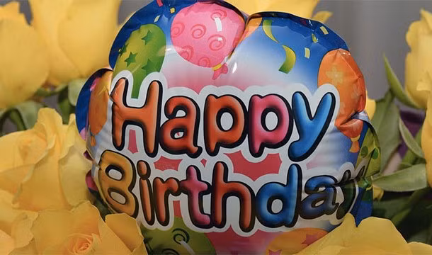 Tại Vương quốc Anh, những người có tuổi thọ từ 100 trở lên sẽ nhận được vinh dự khi đích thân Nữ hoàng Anh Elizabeth II gửi điện chúc mừng khi họ tròn 100 tuổi. Điều này sẽ lặp lại khi họ thọ 105 tuổi và tiếp tục vào mỗi dịp sinh nhật sau đó.