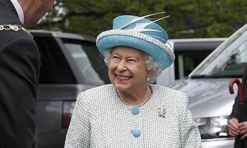 Nữ hoàng Anh Elizabeth II không cần hộ chiếu vì chúng được làm nhân danh bà. Vị nữ hoàng của Vương quốc Anh này còn có nhiều đặc quyền khác như sở hữu toàn bộ số thiên nga ở sông Thames, lái xe không cần bằng lá...