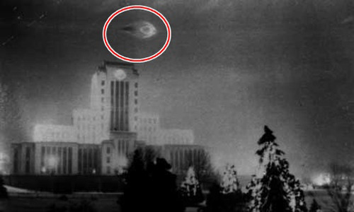 Tác giả bức ảnh này kể rằng có một vật thể lạ tỏa ra ánh sáng xanh lè. Nó di chuyển đến cột cờ của tòa thị chính thành phố Vancouver và dừng lại ở đó một vài giây, sau đó bay vụt bay lên trời với tốc độ chóng mặt. Vật thể lạ đó được cho là UFO.