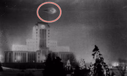 Tác giả bức ảnh này kể rằng có một vật thể lạ tỏa ra ánh sáng xanh lè. Nó di chuyển đến cột cờ của tòa thị chính thành phố Vancouver và dừng lại ở đó một vài giây, sau đó bay vụt bay lên trời với tốc độ chóng mặt. Vật thể lạ đó được cho là UFO.