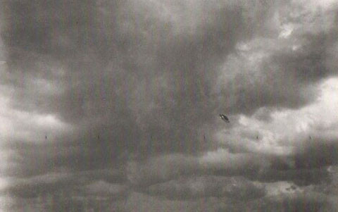Nhà thiên thạch học Elizabeth Klarer đã chụp được một bức ảnh kinh điển về UFO trước khi trời đổ giông. Bà Klarer khẳng định bản thân có thai khi tiếp xúc với một “tàu lạ”.