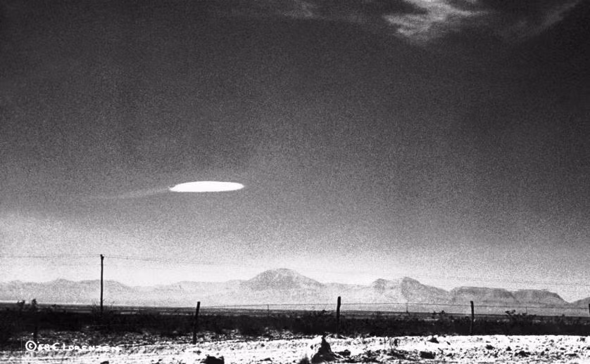 Bức ảnh chụp UFO này được thực hiện ở căn cứ không quân Holloman, New Mexico ngày 16/10/1957.