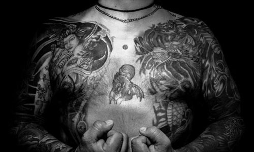 Cho đến nay, nguồn gốc của Yakuza - băng đảng quyền lực nhất Nhật Bản vẫn là một vấn đề gây tranh cãi. Một số người cho rằng, Yakuza là hậu duệ của các Kabuki-mono (những kẻ điên cuồng) ở thế kỷ 17. Yakuza gồm 3 nhóm chính: Tekiya (những người bán hàng rong trên phố), Bakuto (những con bạc) và Guirentai (lưu manh).