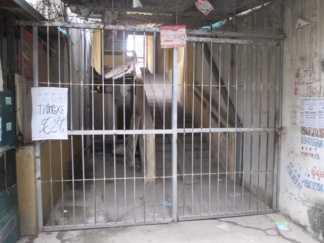 Cổng được khóa im lìm, chỉ những người dân sống tại đây mới được ra vào. Ảnh: Ngọc Thi.