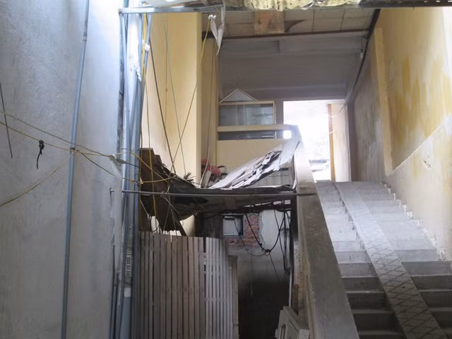 Căn nhà xập xê, xuống cấp nghiêm trọng. Ảnh: Ngọc Thi.