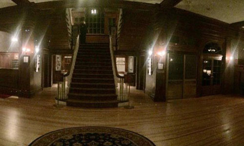 Bức ảnh chụp 2 "hồn ma" đứng trên cầu thang trong khách sạn Stanley gây xôn xao dư luận thời gian gần đây.