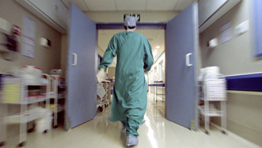 4. Bác sĩ, y tá tham gia những ca phẫu thuật vào những đêm trăng tròn hay mắc phải sơ sót hơn những thời điểm khác là một truyền thuyết đáng sợ khác. Trên thực tế, các nhà nghiên cứu đã phát hiện các ca phẫu thuật đều có những rủi ro, nguy hiểm khác nhau mà không phụ thuộc vào thời điểm phẫu thuật nào trong ngày hay đêm trăng tròn...